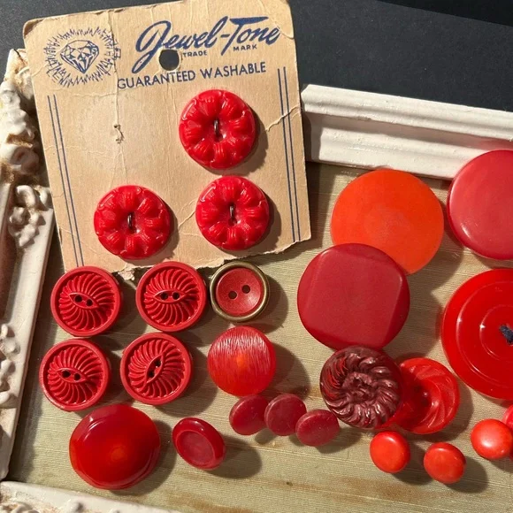 Lot of Vintage Red Buttons - Picture 2 of 8